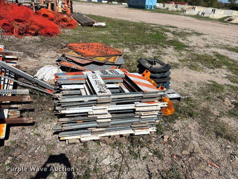 image for item DS2584 Road safety signs and barricades