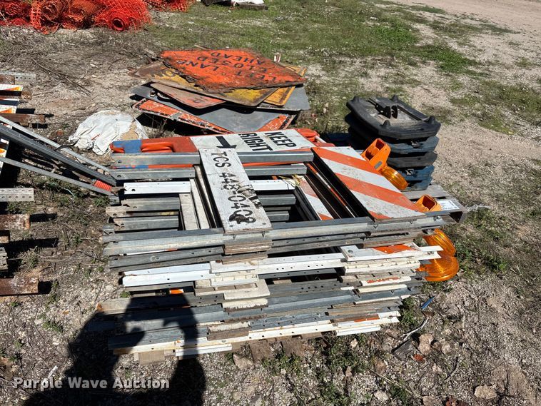 image for item DS2584 Road safety signs and barricades