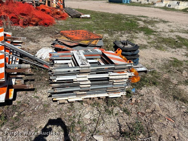 image for item DS2584 Road safety signs and barricades