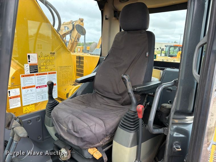 image for item DW6782 2013 Komatsu PC228USLC-8 excavator