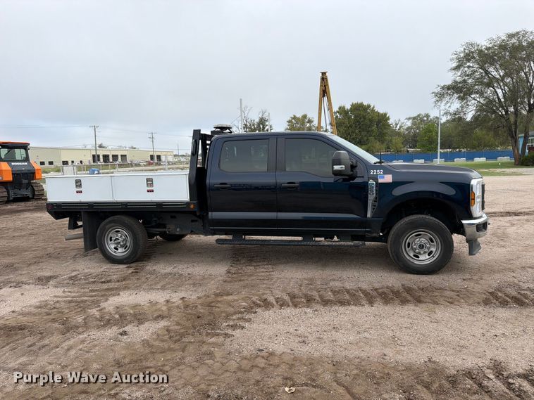 image for item DW6801 2025 Ford F250 XL Crew cab flatbed pickup