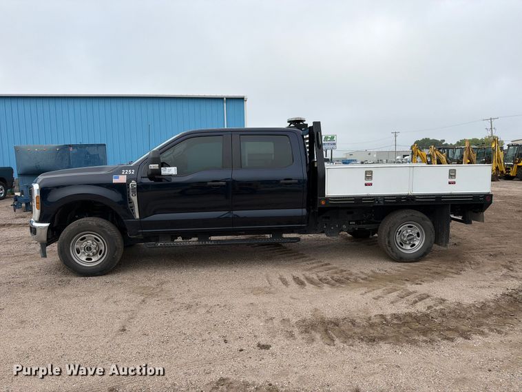 image for item DW6801 2025 Ford F250 XL Crew cab flatbed pickup