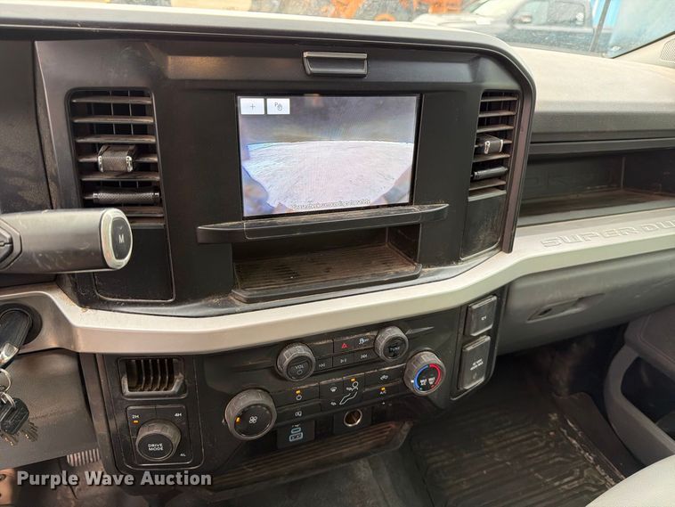 image for item DW6801 2025 Ford F250 XL Crew cab flatbed pickup