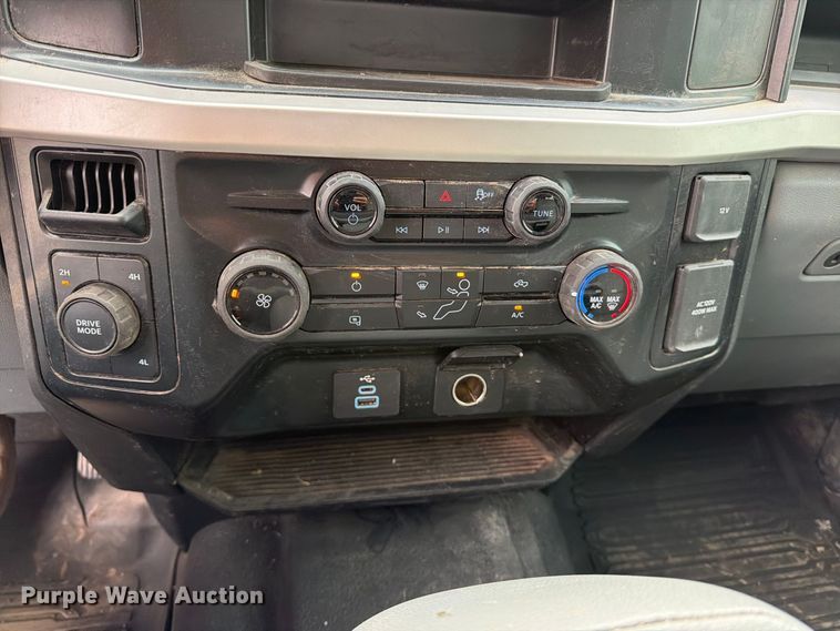 image for item DW6801 2025 Ford F250 XL Crew cab flatbed pickup