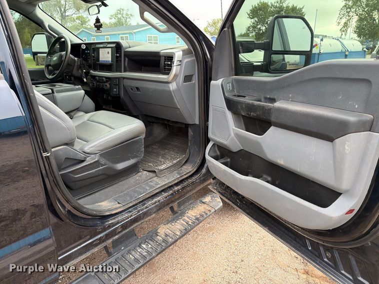 image for item DW6801 2025 Ford F250 XL Crew cab flatbed pickup