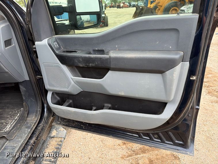 image for item DW6801 2025 Ford F250 XL Crew cab flatbed pickup