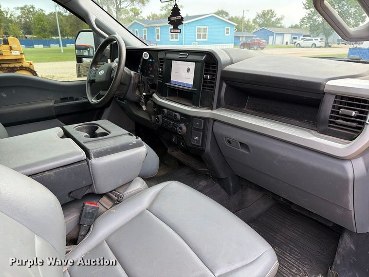 image for item DW6801 2025 Ford F250 XL Crew cab flatbed pickup