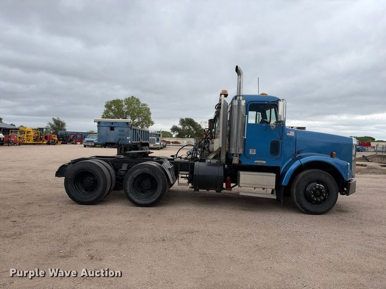 image for item EC4613 1999 Freightliner FLD semi truck