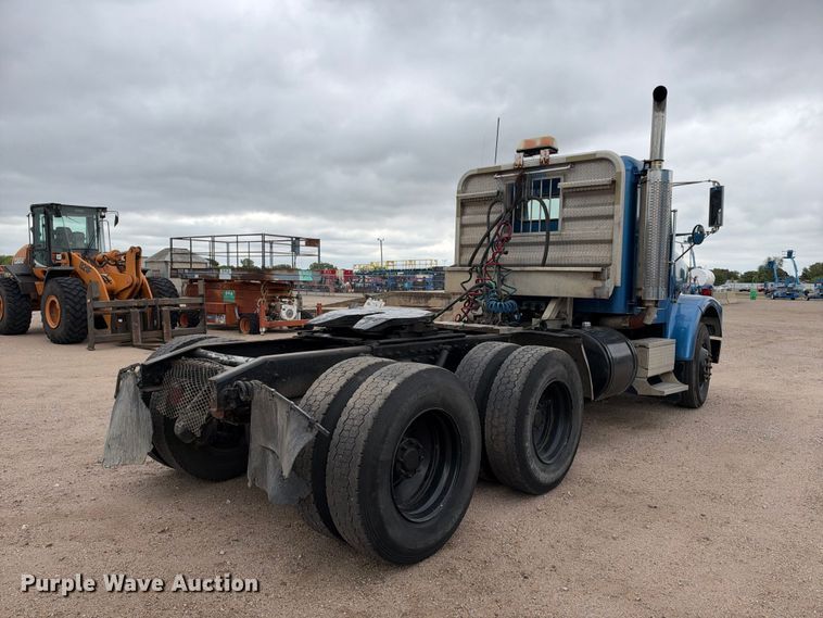 image for item EC4613 1999 Freightliner FLD semi truck