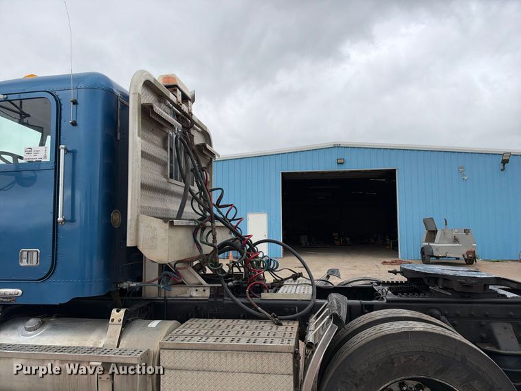 image for item EC4613 1999 Freightliner FLD semi truck