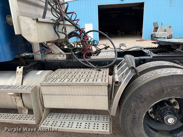 image for item EC4613 1999 Freightliner FLD semi truck