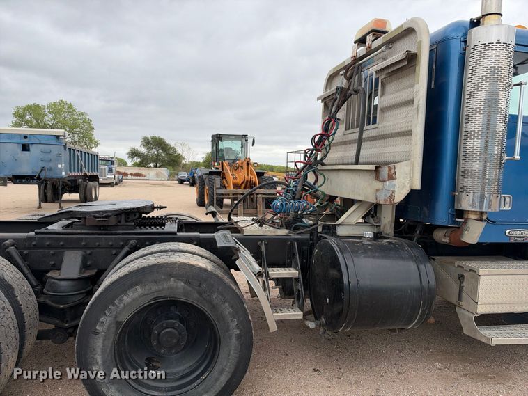image for item EC4613 1999 Freightliner FLD semi truck