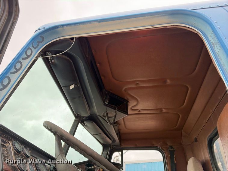 image for item EC4613 1999 Freightliner FLD semi truck
