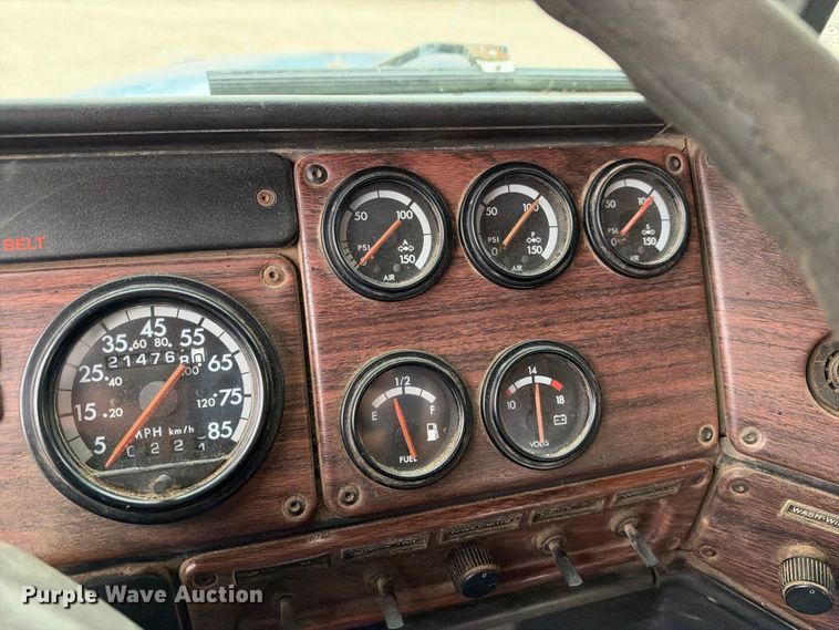 image for item EC4613 1999 Freightliner FLD semi truck
