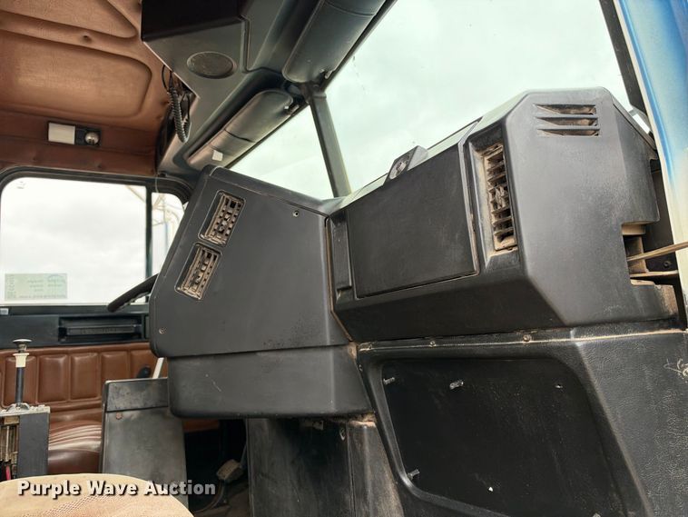 image for item EC4613 1999 Freightliner FLD semi truck