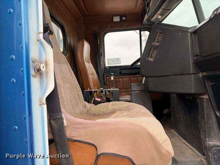 image for item EC4613 1999 Freightliner FLD semi truck