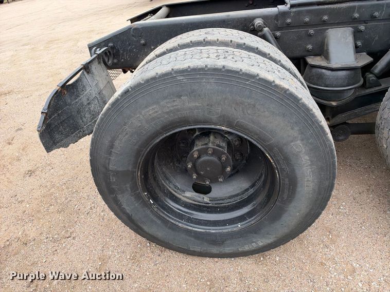 image for item EC4613 1999 Freightliner FLD semi truck