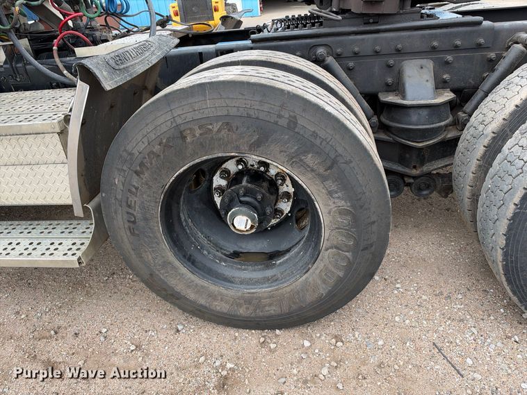 image for item EC4613 1999 Freightliner FLD semi truck