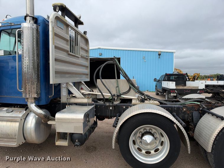 image for item EC4615 2006 Peterbilt 379 semi truck
