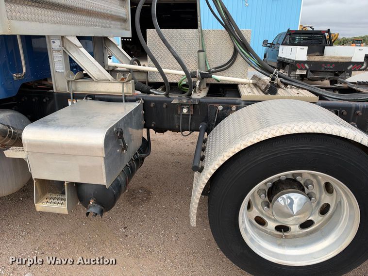 image for item EC4615 2006 Peterbilt 379 semi truck