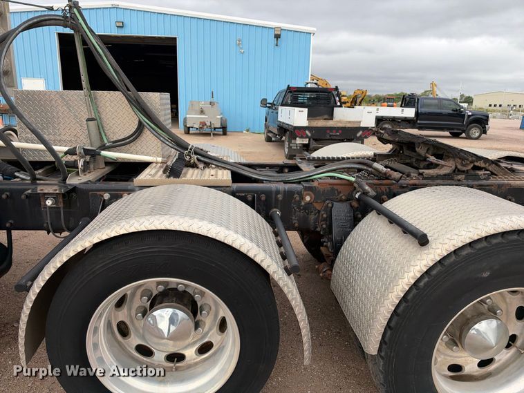 image for item EC4615 2006 Peterbilt 379 semi truck