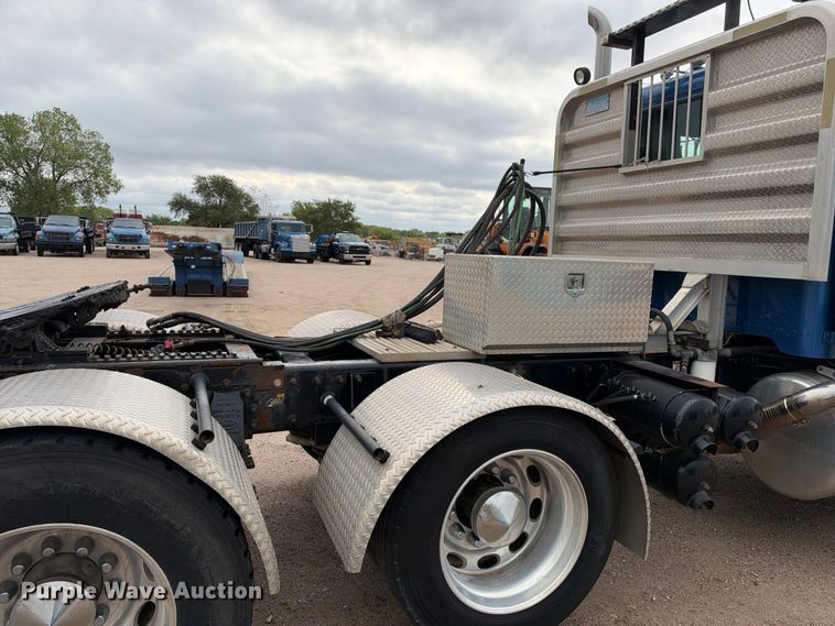 image for item EC4615 2006 Peterbilt 379 semi truck