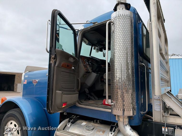 image for item EC4615 2006 Peterbilt 379 semi truck
