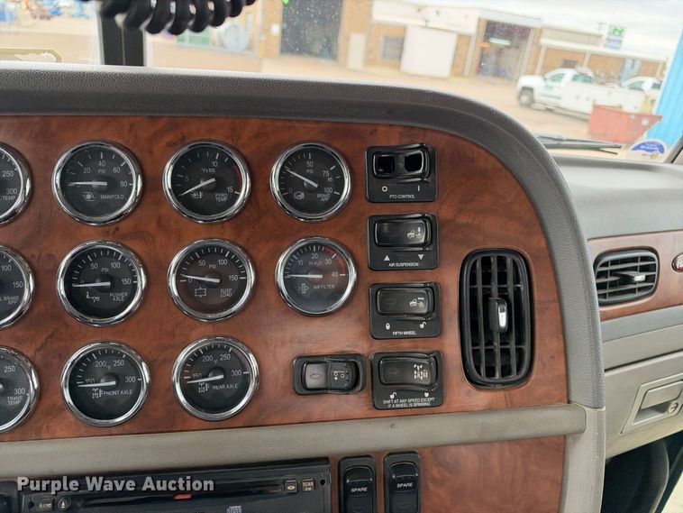 image for item EC4615 2006 Peterbilt 379 semi truck