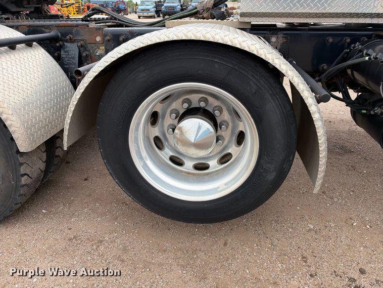 image for item EC4615 2006 Peterbilt 379 semi truck