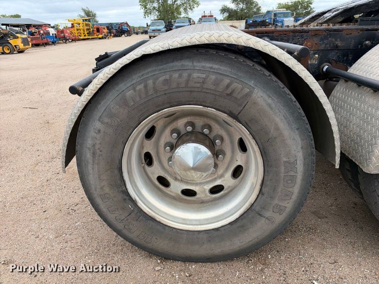 image for item EC4615 2006 Peterbilt 379 semi truck