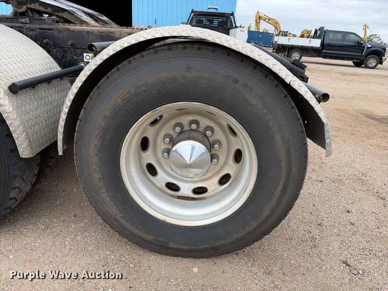 image for item EC4615 2006 Peterbilt 379 semi truck
