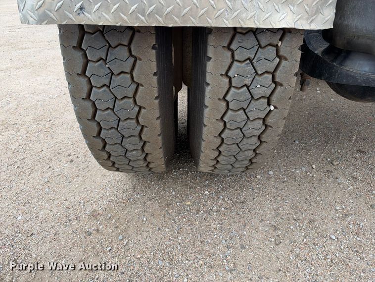image for item EC4615 2006 Peterbilt 379 semi truck