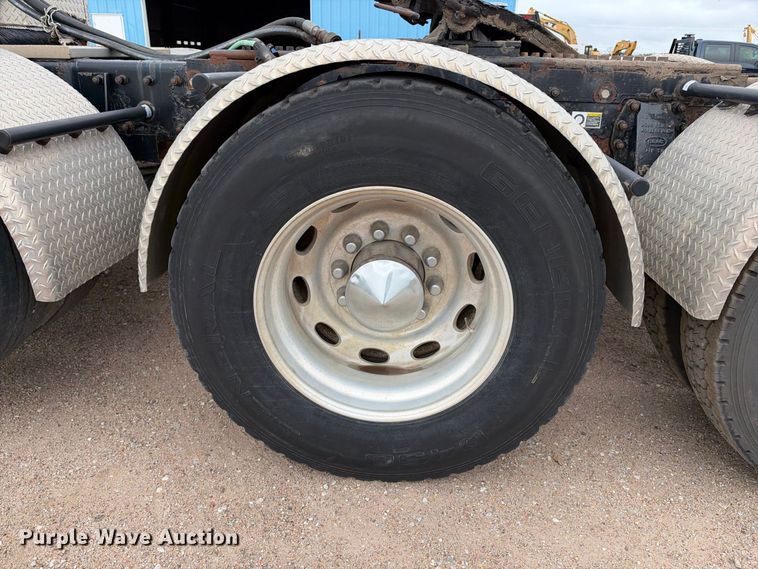 image for item EC4615 2006 Peterbilt 379 semi truck