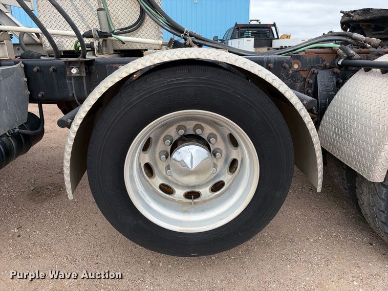 image for item EC4615 2006 Peterbilt 379 semi truck