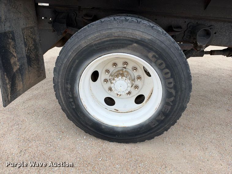 image for item EC4618 2000 Ford F650 dump flatbed truck