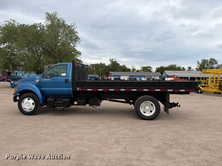 image for item EC4620 2000 Ford F650 dump flatbed truck