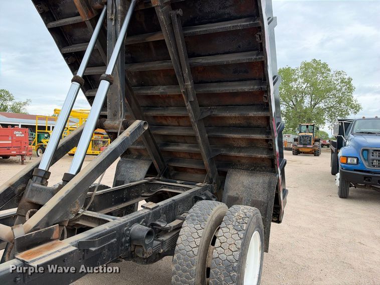 image for item EC4620 2000 Ford F650 dump flatbed truck