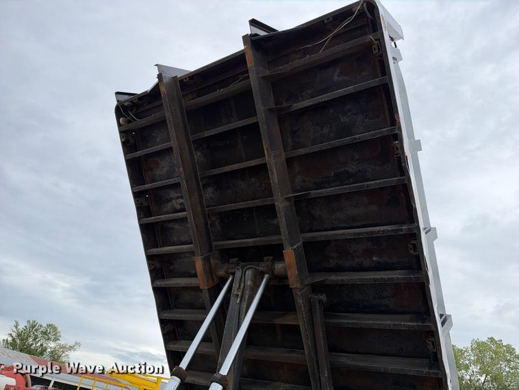 image for item EC4620 2000 Ford F650 dump flatbed truck