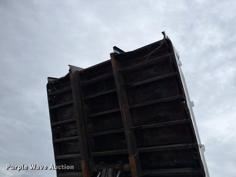 image for item EC4620 2000 Ford F650 dump flatbed truck