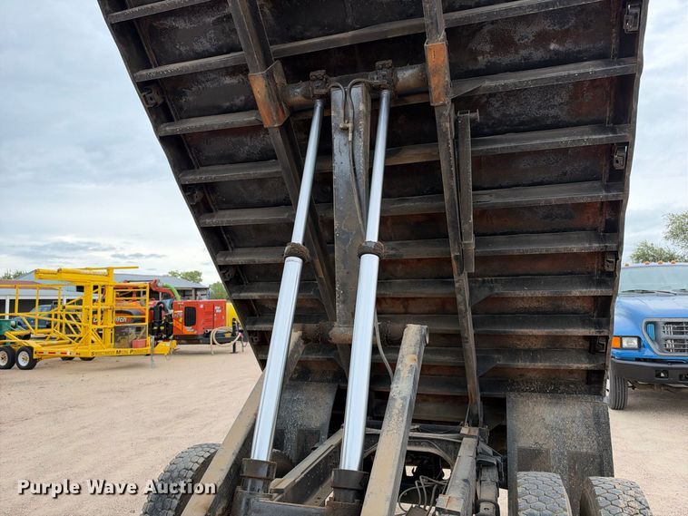 image for item EC4620 2000 Ford F650 dump flatbed truck