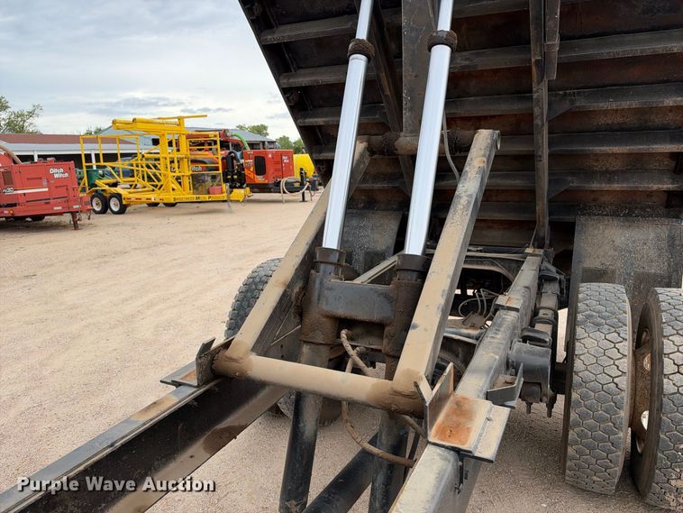 image for item EC4620 2000 Ford F650 dump flatbed truck