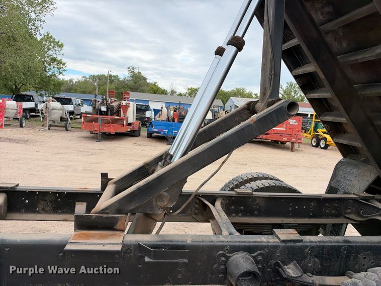 image for item EC4620 2000 Ford F650 dump flatbed truck