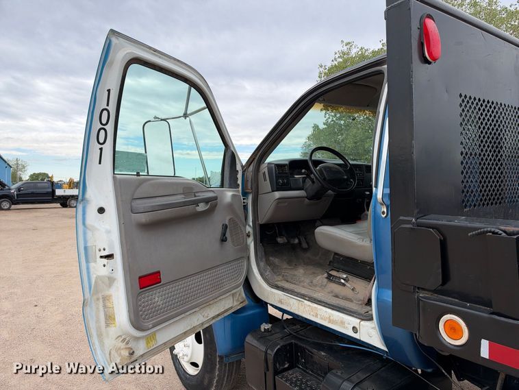image for item EC4620 2000 Ford F650 dump flatbed truck