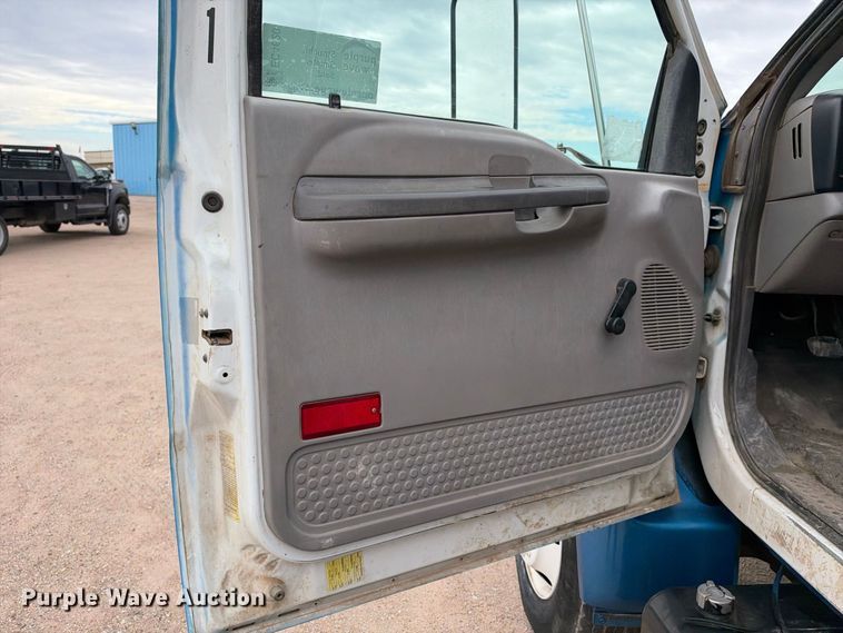 image for item EC4620 2000 Ford F650 dump flatbed truck