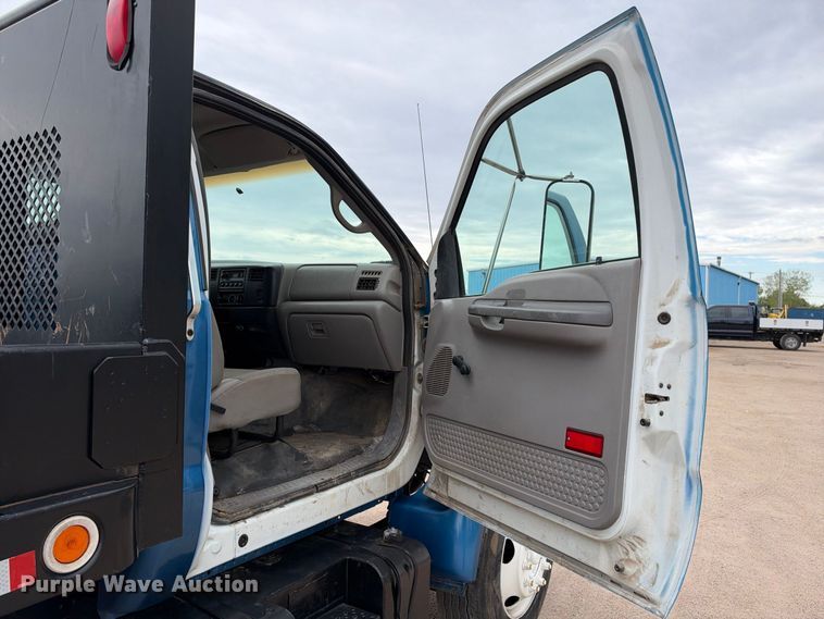 image for item EC4620 2000 Ford F650 dump flatbed truck