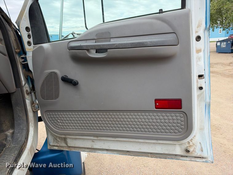 image for item EC4620 2000 Ford F650 dump flatbed truck