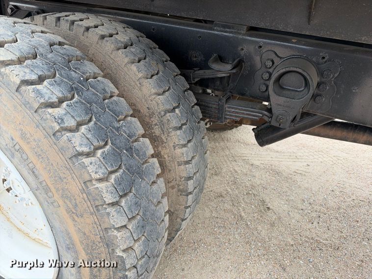 image for item EC4620 2000 Ford F650 dump flatbed truck