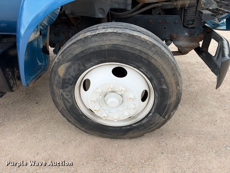 image for item EC4620 2000 Ford F650 dump flatbed truck