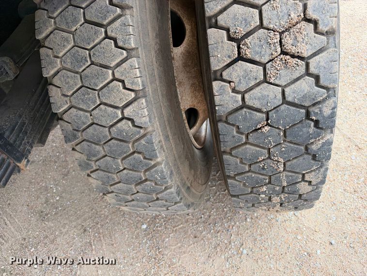 image for item EC4620 2000 Ford F650 dump flatbed truck