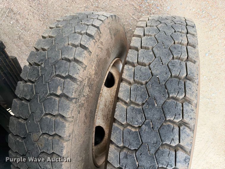 image for item EC4620 2000 Ford F650 dump flatbed truck